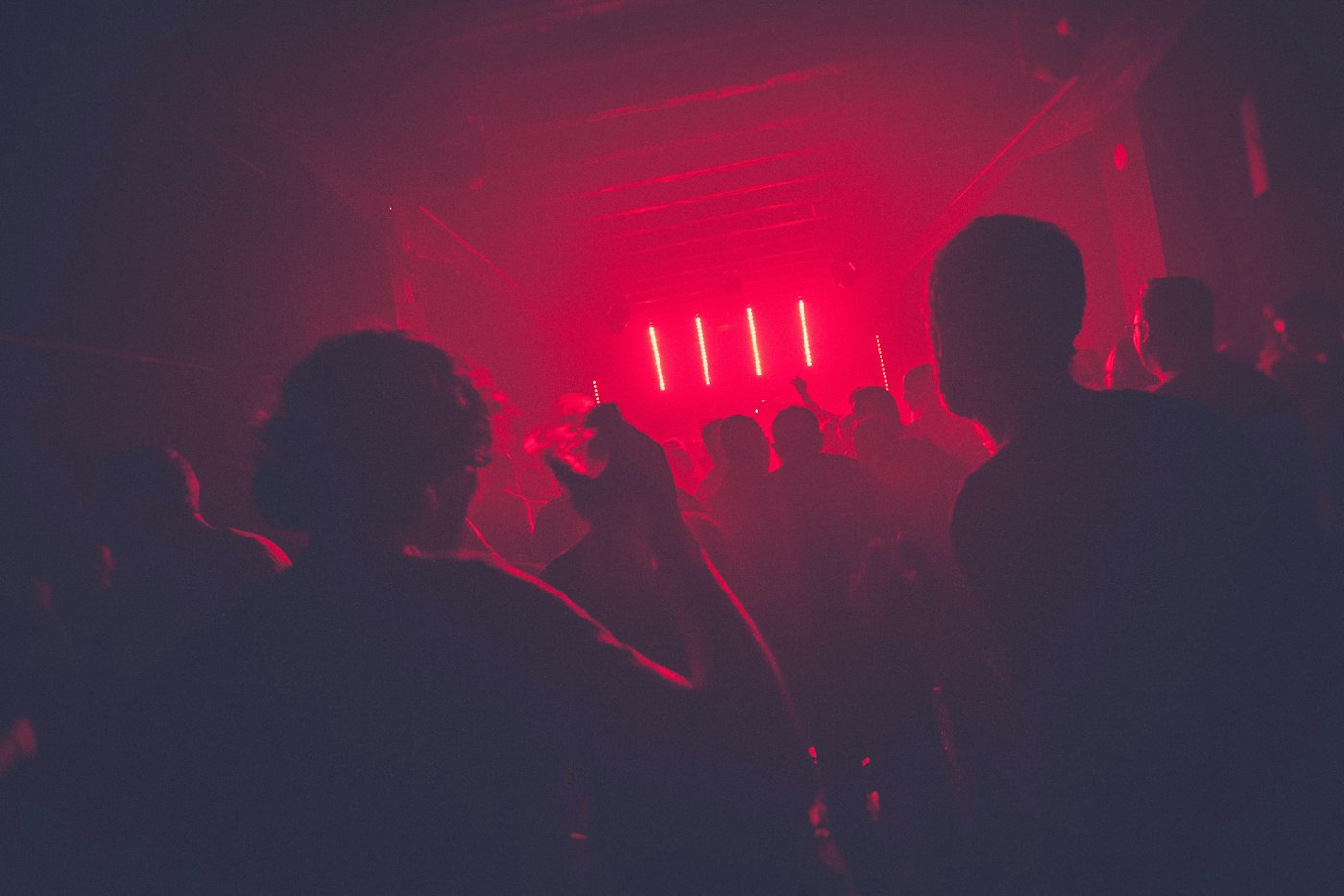 Feest in rood licht en rook