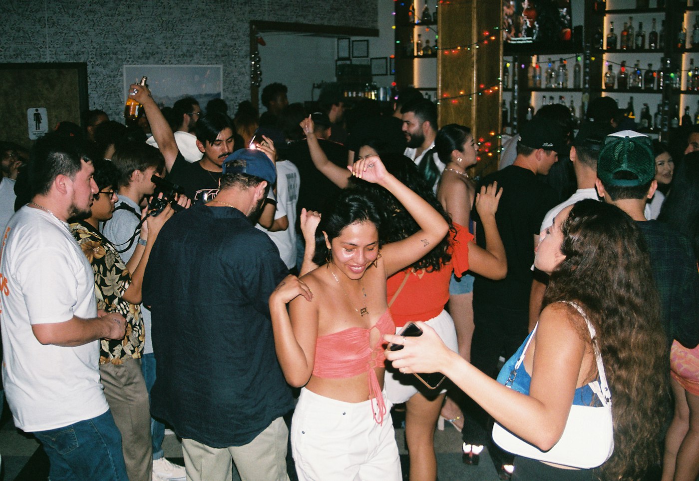Groep mensen die dansen op een feest