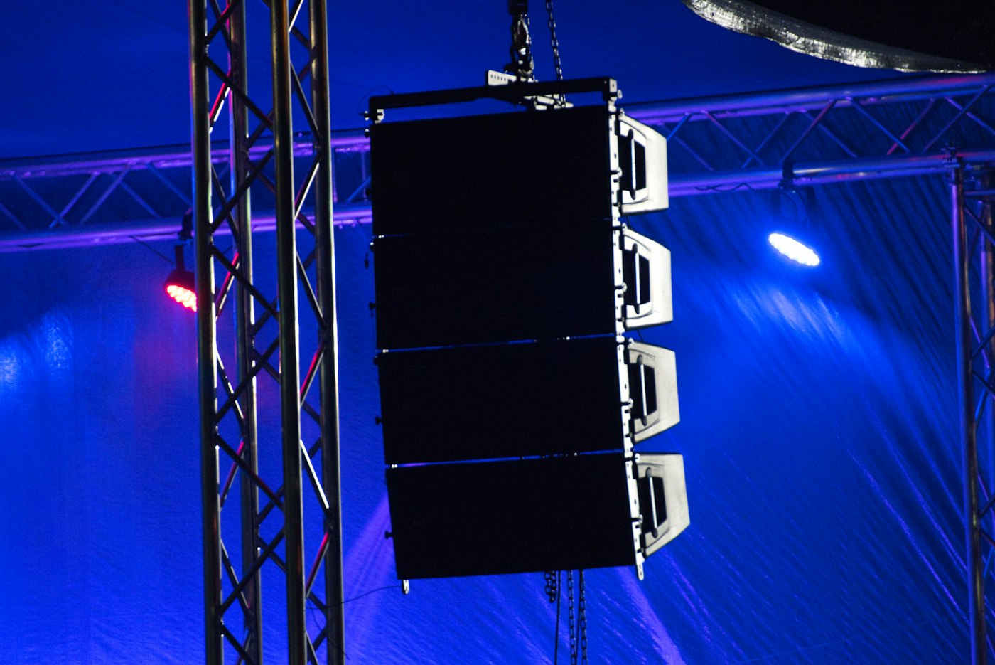 Opgehangen speaker in warm podiumlicht